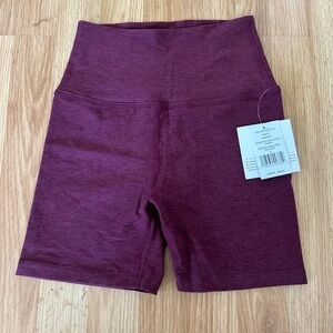 NWT BEYOND YOGA WOMENS
SPACEDYE KEEP PACE 5” SHORTS
MIDNIGHT BURGUNDY HEATHER
